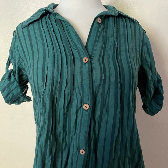 🌿Emerald Green Button Up Blouse 🌿 - Picture 3 of 6